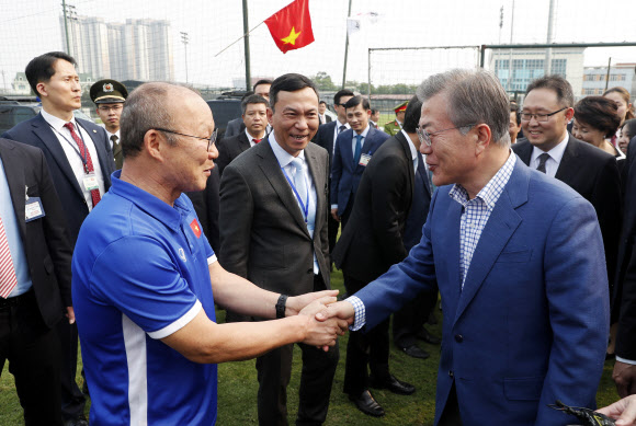문재인 대통령이 22일 오후 베트남 국빈방문 첫 일정으로 베트남 축구협회를 방문, 지난 1월 베트남 U-23 국가대표팀을 아시아축구연맹(AFC) 준우승에 올려놓아 베트남의 국민적 영웅으로 떠오른 박항서 감독을 만나 반갑게 인사하고 있다.  연합뉴스