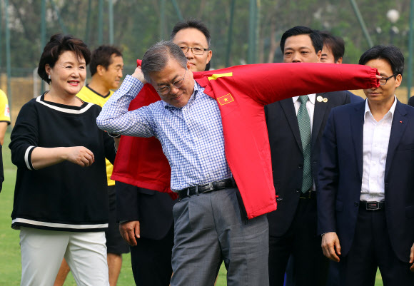 문재인 대통령이 22일 오후 베트남 국빈방문 첫 일정으로 베트남 축구협회를 방문해 선물받은 베트남 축구 선수단복을 입고 있다.  연합뉴스