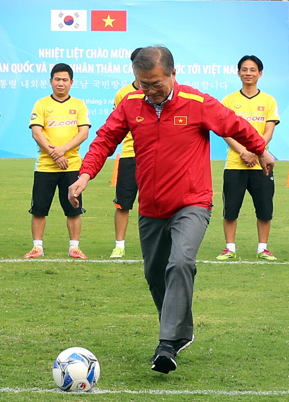 문재인 대통령이 22일 오후 베트남 국빈방문 첫 일정으로 베트남 축구협회를 방문해 박항서 감독이 지도하고 있는 국가대표 선수들을 격려한 뒤 시축하고 있다.  연합뉴스