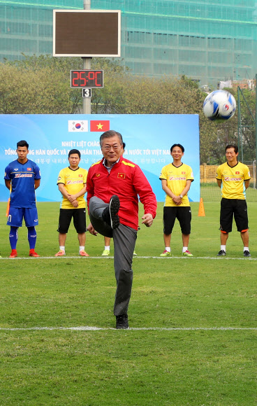 문재인 대통령이 22일 오후 베트남 국빈방문 첫 일정으로 베트남 축구협회를 방문해 시축하고 있다.  연합뉴스