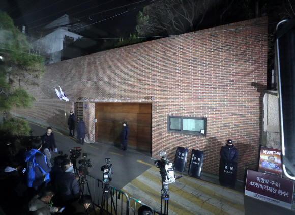 22일 오후 서울 논현동 이명박 자택앞에 취재진들이 대기하고 있다. 도준석 기자 pado@seoul.co.kr