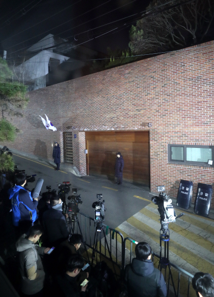 이명박 전 대통령에 대한 구속 여부가 임박한 가운데 22일 저녁 서울 강남구 논현동 이 전 대통령 자택 앞에 취재진이 대기하고 있다.