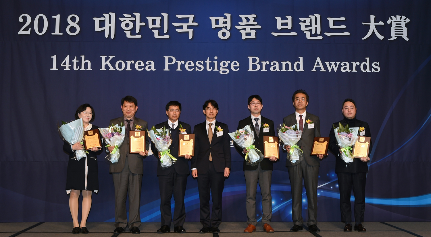 2018 대한민국 명품브랜드 대상 시상식에서 김병완 여수시 관광문화교육사업단장(오른쪽 두번째)이 해양관광부문 대상을 수상하고 있다.