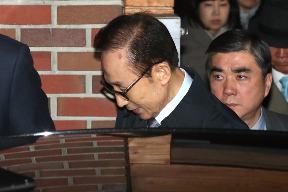110억원대 뇌물 수수와 340억원대 비자금 조성 등 혐의로 구속영장이 발부된 이명박 전 대통령이 23일 서울 강남구 논현동 자택에서 나와 서울동부구치소로 향하고 있다. 2018.3.23