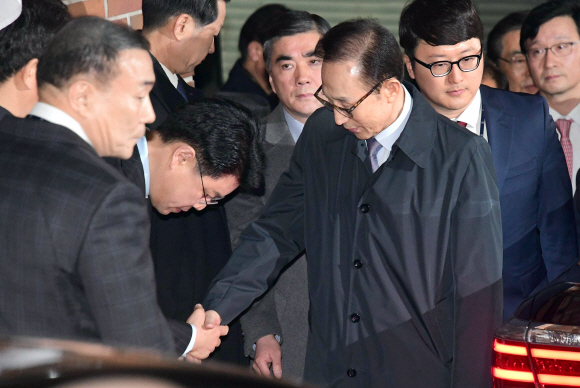 110억원대 뇌물 수수와 340억원대 비자금 조성 등 혐의로 구속영장이 발부된 이명박 전 대통령이 23일 서울 강남구 논현동 자택에서 나와 서울동부구치소로 향하고 있다. 2018.3.23