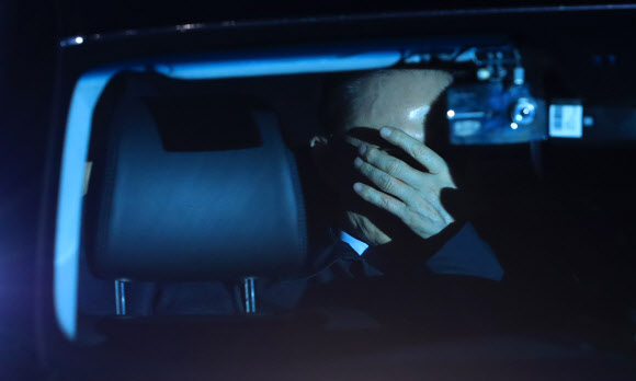 얼굴 가린 이명박 전 대통령 2018.3.23  연합뉴스