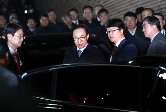 측근들 배웅 받는 이명박 전 대통령 2018.3.23  연합뉴스