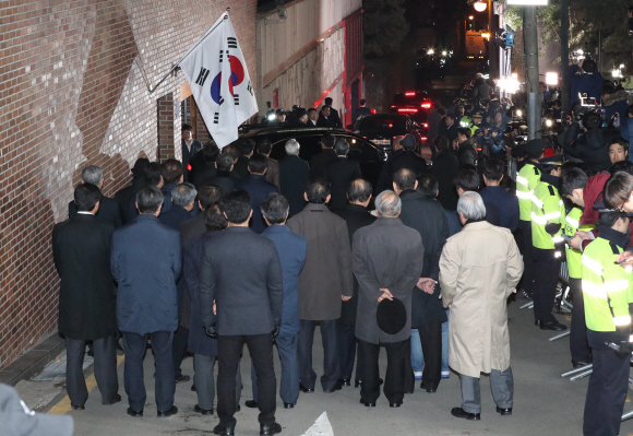 22일 밤늦게 구속된 이명박 전 대통령이 동부구치소로 향하는 모습을 자택 앞에서 측근들이 지켜보고 있다. <br>도준석 기자 pado@seoul.co.kr