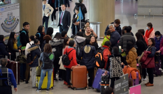 인천공항에 도착한 중국인 단체관광객들의 모습.