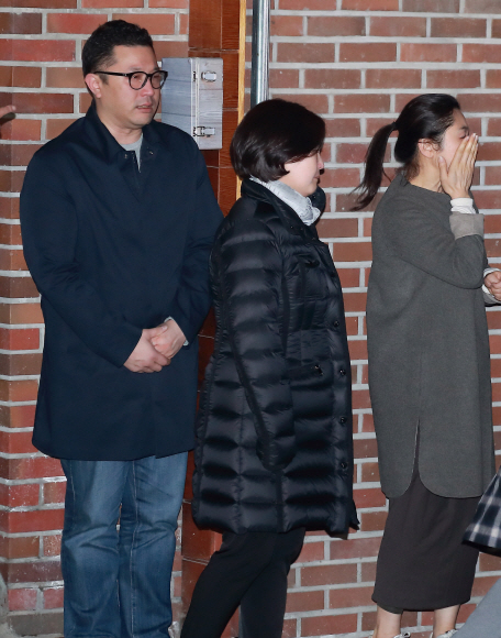 이명박 전 대통령 아들 이시형씨(왼쪽)가 23일 오전 서울 강남구 논현동 자택에서 뇌물 등 혐의로 구속영장이 집행되어 동부구치소로 압송되는 이 전 대통령을 눈물을 흘리며 배웅하고 있다. 2018. 03. 23 도준석 기자 pado@seoul.co.kr