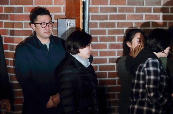 이명박 전 대통령 아들 이시형씨(왼쪽)가 23일 오전 서울 강남구 논현동 자택에서 뇌물 등 혐의로 구속영장이 집행되어 동부구치소로 압송되는 이 전 대통령을 눈물을 흘리며 배웅하고 있다. 2018. 03. 23 도준석 기자 pado@seoul.co.kr