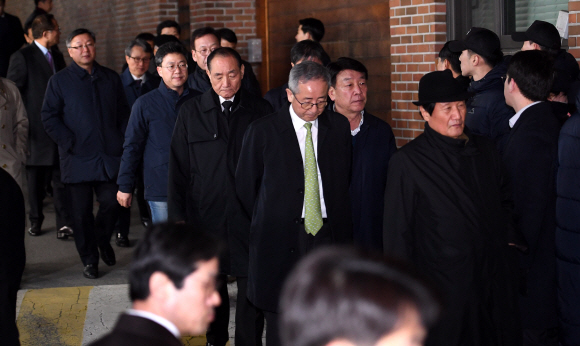 이명박 전 대통령의 측근들이 22일 서울 강남구 논현동 자택에서 이 전 대통령의 구속 집행을 지켜본 뒤 착잡한 표정으로 자리를 떠나고 있다. 2018.3.23 도준석기자 pado@seoul.co.kr