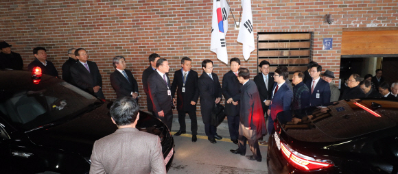 구속영장이 발부된 이명박 전 대통령이 23일 서울 논현동 자택을 나서서 구치소로 향하며 측근들과 인사하고 있다.   2018.3.23 도준석기자 pado@seoul.co.kr