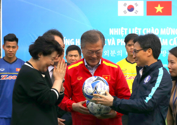 베트남 축구대표팀 사인볼 받는 문 대통령