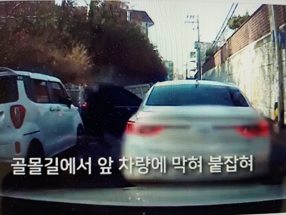 차량을 훔친 중고교생들이 경찰 순찰차와 10분가량 추격전을 벌이다가 골목길에서 붙잡혔다. 연합뉴스 캡처.