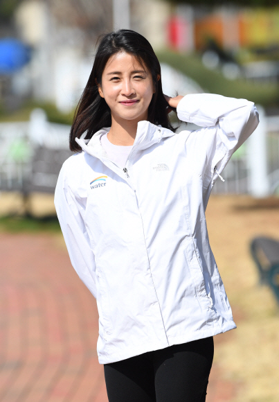21년 만에 여자 마라톤 기록을 경신하고 5000m와 하프마라톤까지 한국기록 셋을 갈아치운 김도연(25·K워터)이 23일 대전 신탄진 본사 마당에서 봄 햇살에 눈을 살며시 찡긋거리고 있다.  대전 이호정 전문기자 hojeong@seoul.co.kr