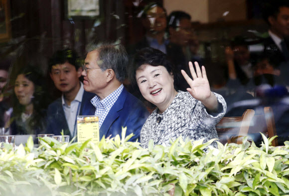 김정숙 여사, ‘안녕하세요’