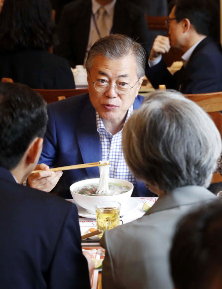 문 대통령, 쌀국수로 아침식사