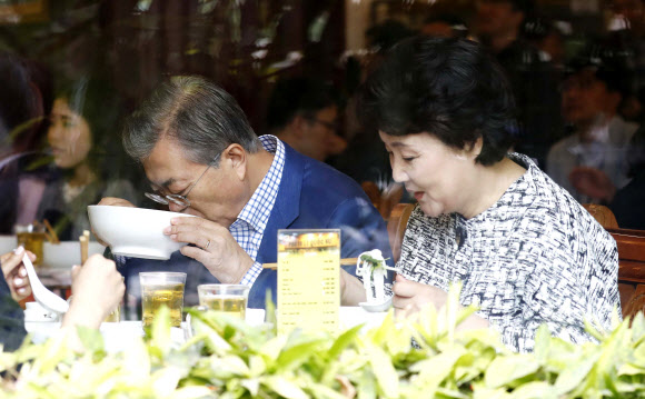 문 대통령 내외, 전통 쌀국수로 아침식사