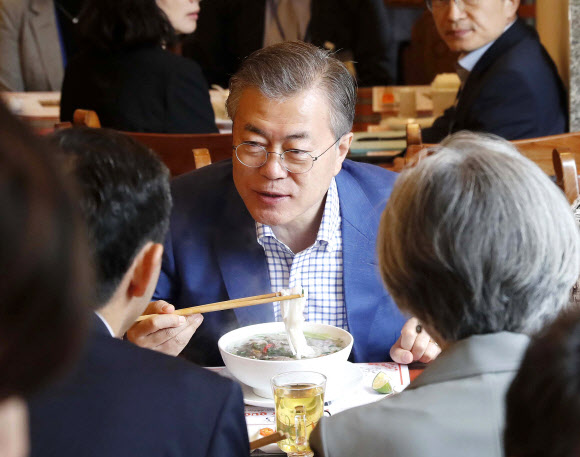 문 대통령, 쌀국수로 아침식사