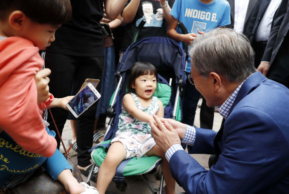 어린이 손잡은 문 대통령