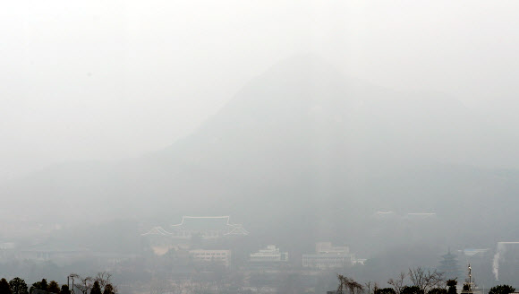 전국적으로 미세먼지가 기승을 부린 25일 오전 서울 청와대 인근이 뿌옇게 보이고 있다.  연합뉴스