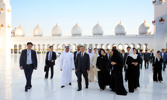 아랍에미리트(UAE)를 공식 방문 중인 문재인 대통령과 부인 김정숙 여사가 24일 오후(현지시간) 아부다비 그랜드 모스크를 방문해 둘러보고 있다.  연합뉴스
