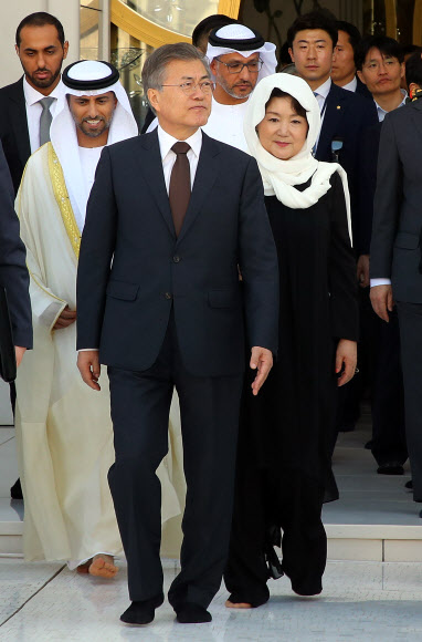 아랍에미리트(UAE)를 공식 방문 중인 문재인 대통령과 부인 김정숙 여사가 24일 오후(현지시간) 아부다비 그랜드 모스크를 방문해 둘러 보고 있다.  연합뉴스