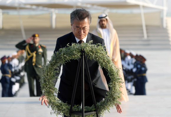 아랍에미리트를 공식 방문 중인 문재인 대통령이 24일 오후(현지시간) 아부다비에서 전몰장병 추모비를 참배하고 있다.  연합뉴스