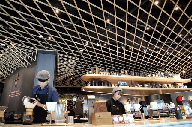 스타벅스커피코리아는 지난해 12월 서울 종로에 국내 최대 규모의 매장 ‘더종로점’을 열었다. 스타벅스의 다양한 프리미엄 커피를 한자리에서 비교 체험해볼 수 있다.
