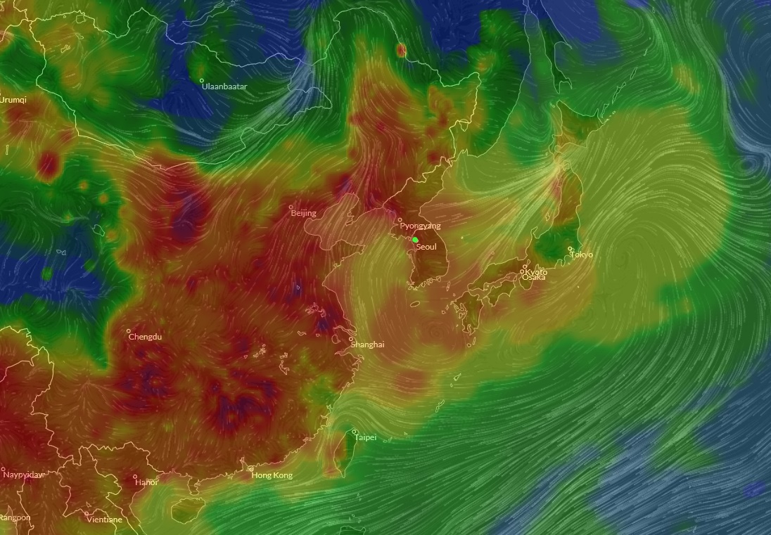 26일 오전 한중일 3국의 대기 오염도를 보여주는 위성사진. 붉을수록 미세먼지 오염이 심하고 초록을 띨 수록 공기가 깨끗하다는 뜻이다. 에어비주얼닷컴