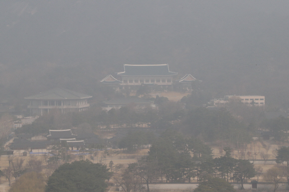 26일 서울 종로구 세종대로 정부서울청사에서 개헌안 발의 관련 국무회의가 열렸다. 청와대가 안개와 미세먼지에 휩싸여 있다. 도준석 기자 pado@seoul.co.kr