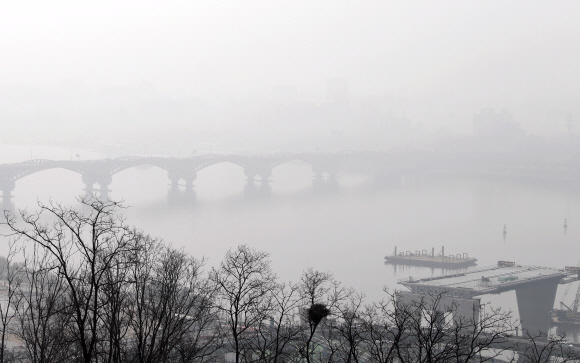 26일 서울 상암동 하늘공원에서 바라본 서울 시내가 안개와 미세먼지로 뿌옇다. 박윤슬 기자 seul@seoul.co.kr