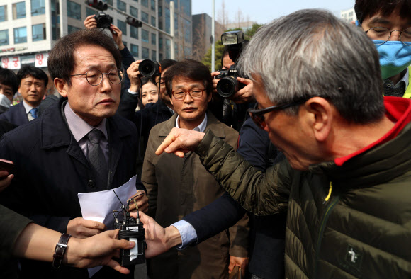 조희연 교육감 출입 막는 반대 주민들