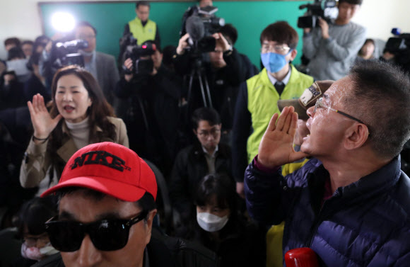 서로 다른 입장의 참석자들