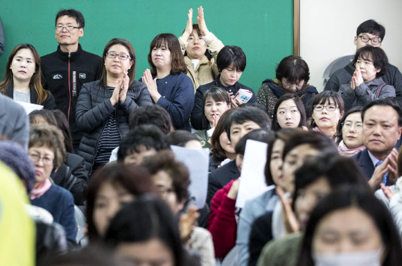 박수치는 설명회 참석자들