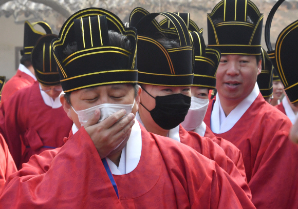 26일 서울 성균관대학교 대성전에서 열린 춘기석전에 참가한 경기도립국악단 단원들이 미세먼지 탓에 마스크를 쓴채 공연대기를 하고 있다.   박지환 기자 popocar@seoul.co.kr