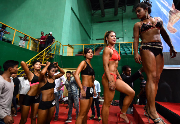25일(현지시간) 인도 아삼주 구와하티 에서 열린 보디빌딩 챔피언십에 참가한 선수들이 무대에 오를 준비를 하고 있다. AFP 연합뉴스
