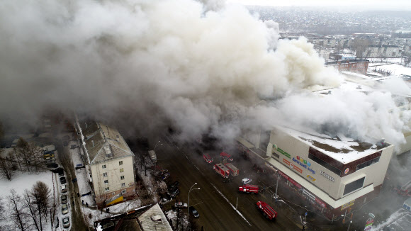 시베리아 쇼핑몰 화재… 최소 64명 사망 