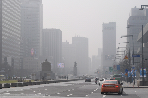 서울 경기지역이 미세먼지 관측이래 최악의 상테를 보인 26일 오전 서울 광화문 일대가 뿌옇게 보이고 있다. 2018.3.26 도준석 기자 pado@seoul.co.kr