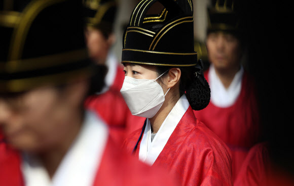 26일 오전 서울 종로구 성균관 대성전에서 열린 유교의 성인과 선현들의 학덕을 기리는 제례의식인 춘기석전에서 참석자들이 마스크를 착용하고 행사를 준비하고 있다. 2018.3.26 연합뉴스