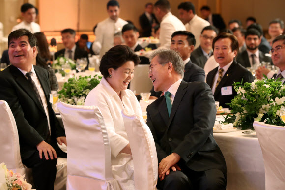 문재인 대통령과 부인 김정숙 여사가 25일(현지시간) 에미리트 팰리스 호텔에서 열린 재UAE 동포와의 간담회에서 공연을 보며 즐거워하고 있다. 2018.3.26 연합뉴스.