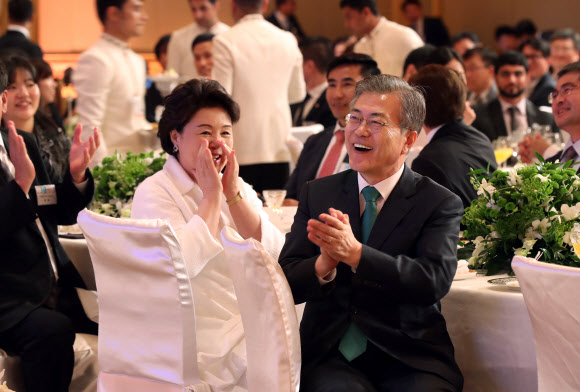 문재인 대통령과 부인 김정숙 여사가 25일(현지시간) 에미리트 팰리스 호텔에서 열린 재UAE 동포와의 간담회에서 공연을 보며 즐거워하고 있다. 2018.3.26 연합뉴스.