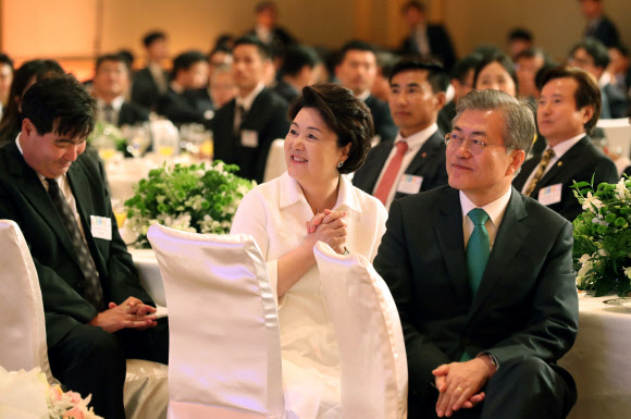 문재인 대통령과 부인 김정숙 여사가 25일(현지시간) 에미리트 팰리스 호텔에서 열린 재UAE 동포와의 간담회에서 공연을 보며 즐거워하고 있다. 2018.3.26 연합뉴스.