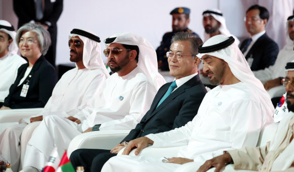 UAE 원전 1호기 건설완료 행사 참석한 문 대통령과 모하메드 왕세제