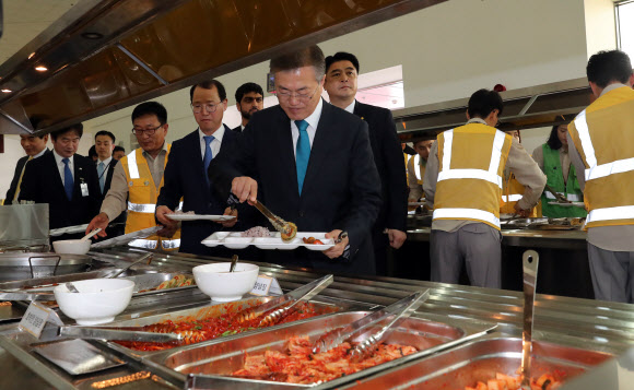 문 대통령, 열사의 사막 오찬 근로자들과 함께