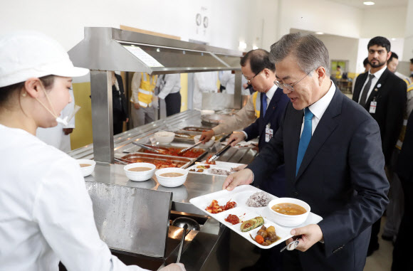 문 대통령, UAE  원전 근로자들과 함께 오찬