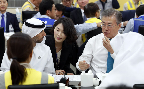 문 대통령, 열사의 사막에서 원전 세운 근로자들과 함께