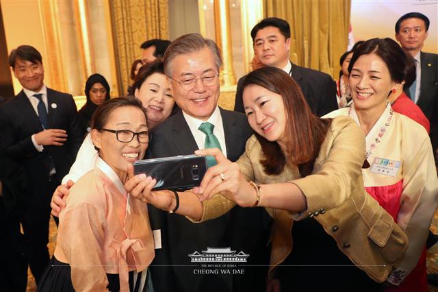 문 대통령, 동포들과 추억 남기기