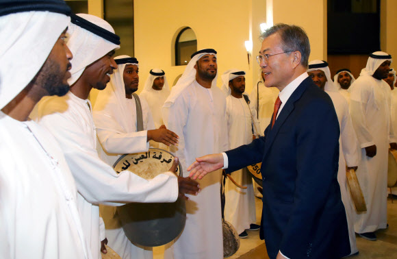 악수하는 문재인 대통령